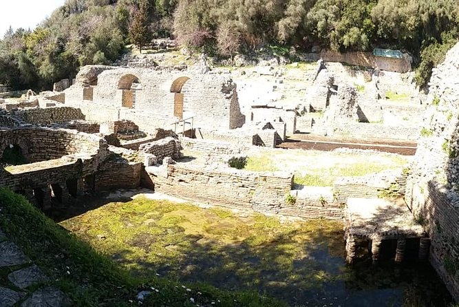 Butrint, Ksamil, Blue Eye, Lekuresi Castle. All-in-one daytrip. - Guides, vans, and the uneven daily rhythm