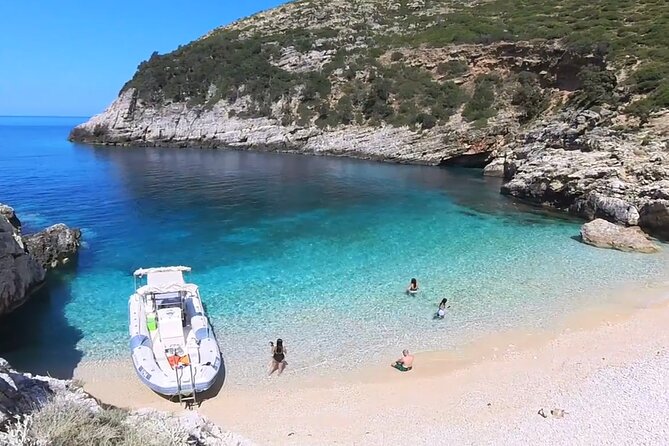Private 6 H Boat Dafina Bay & Bear's Bay - What makes this boat trip worth considering