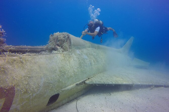 Scuba Diving in MIG-21 wreck - Why underwater photography works here