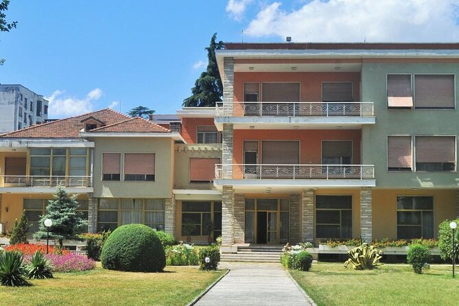 Tour a Piedi di Tirana - The Pyramid and the memory of Enver Hoxha